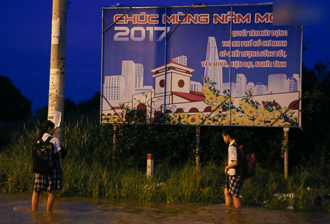 Triều cường đạt đỉnh ở Sài Gòn, trẻ em thích thú bơi lội khi đường biến thành sông